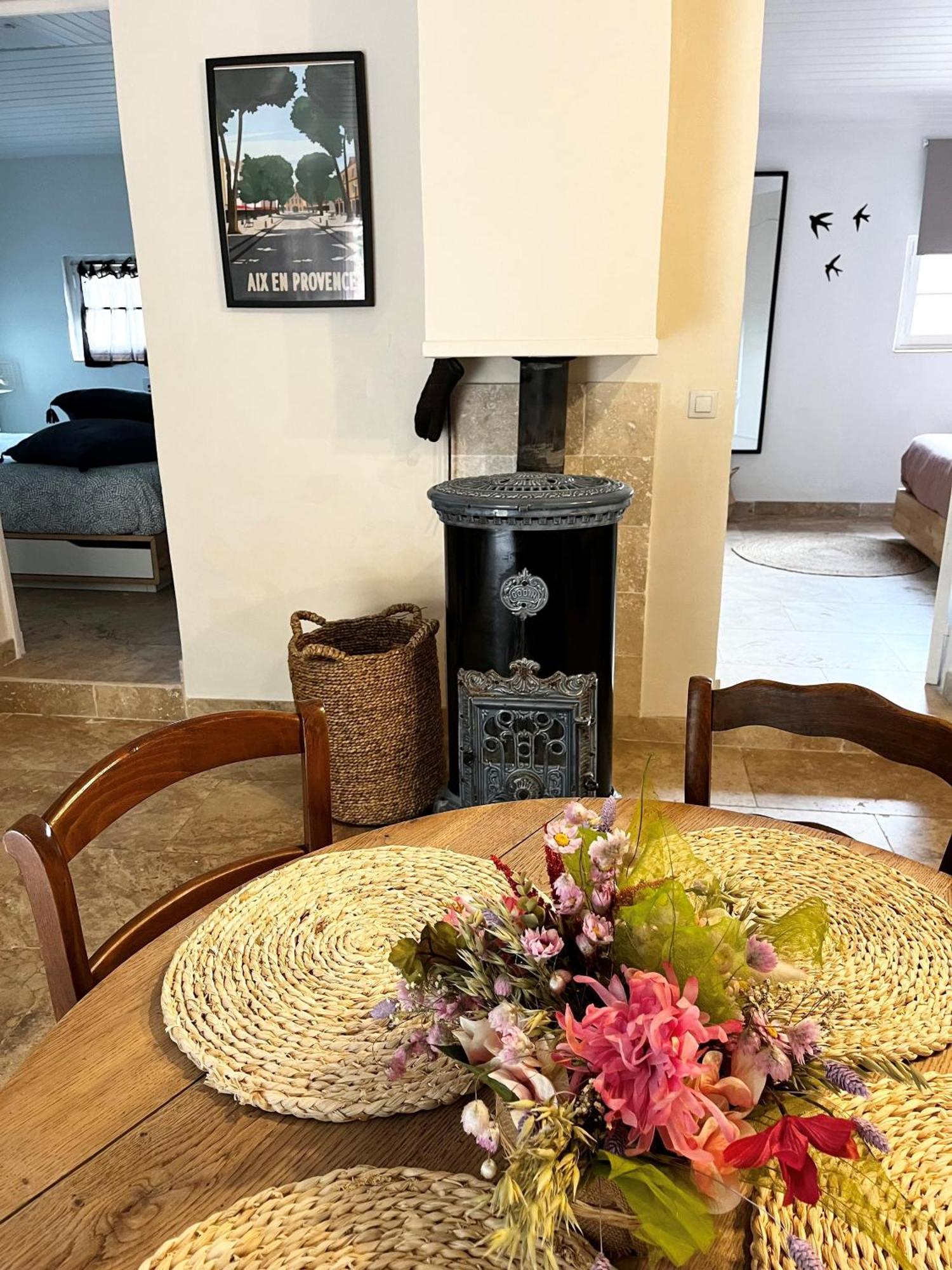 Maison Provencale Au Calme De La Campagne Avec Jacuzzi Aix-en-Provence Exteriér fotografie